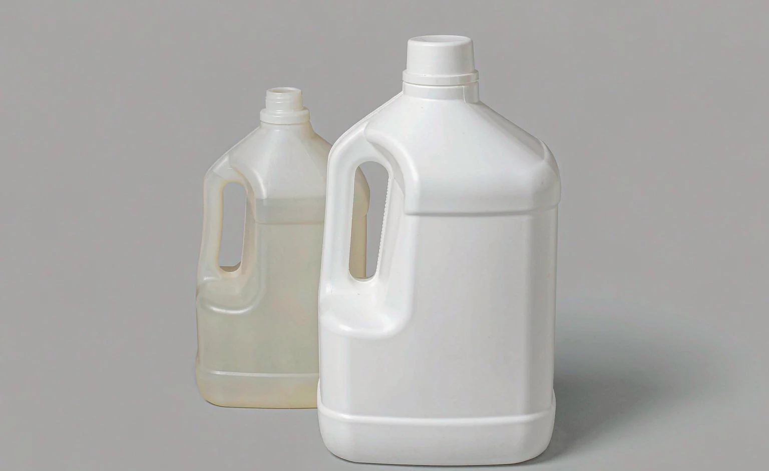 Large-format household cleaning bottles for family and hospitality use