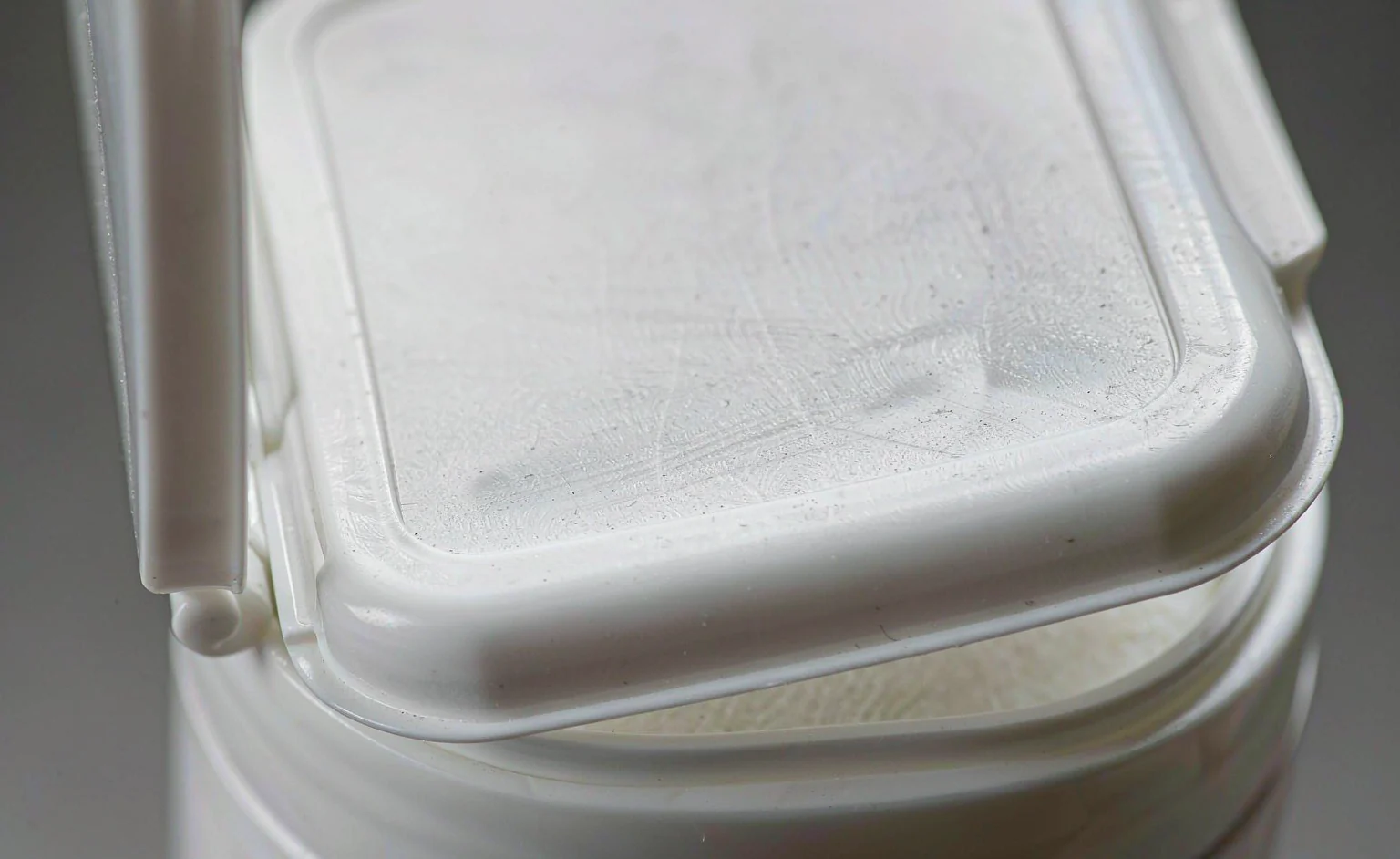 Wet wipes canister lid hinge and reclosure, the part that decides shelf life