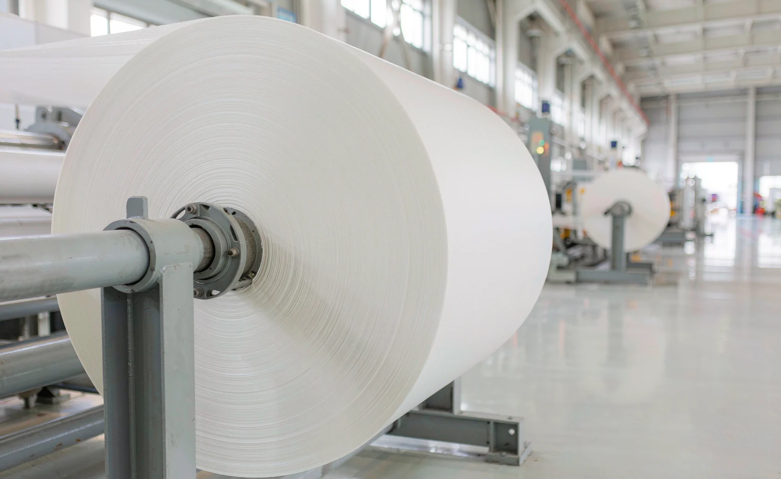 Spunlace non-woven roll feeding a household cleaning wipes converting line
